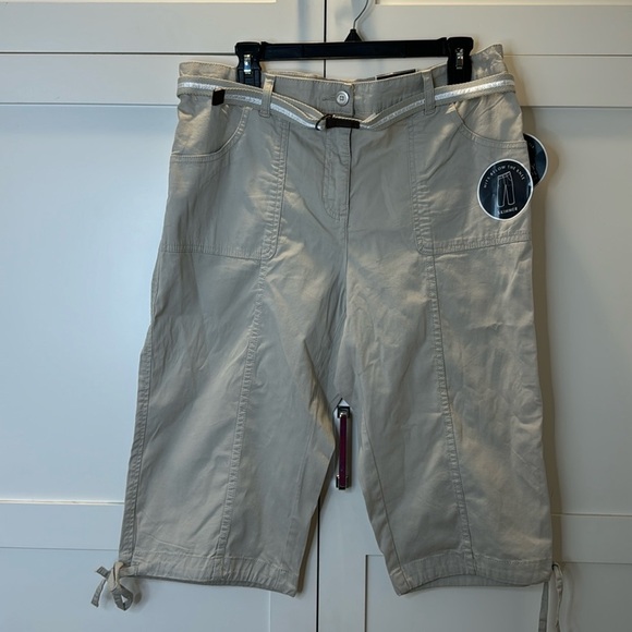 NWT Karen Scott khaki Tummy Control “Skimmer” Capris Size 12 w/ Matching Belt - Picture 1 of 8